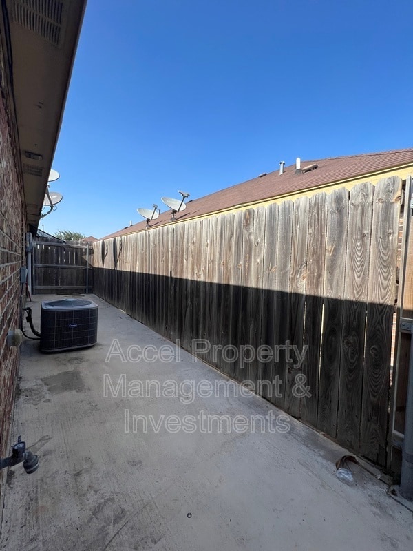 Building Photo - 415 Pirul St