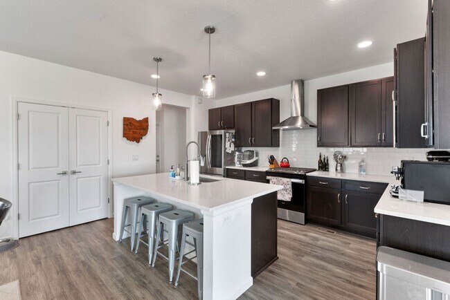 Building Photo - 4 Bedroom, 2 bath in Fort Collins - Backs ...