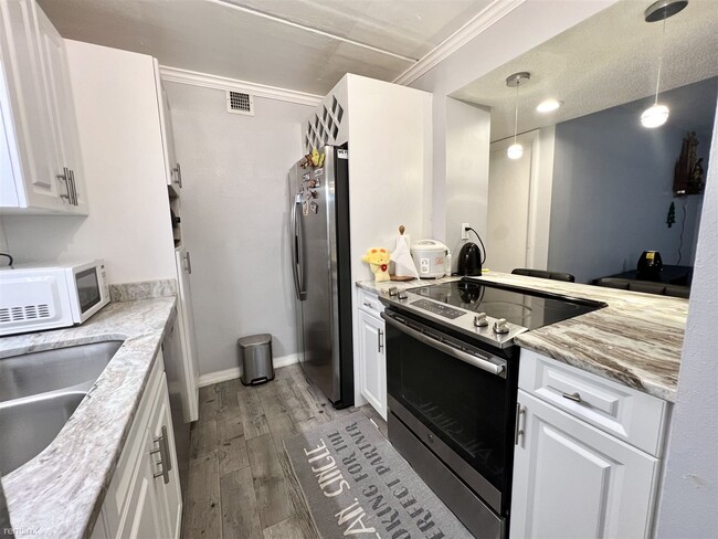 Primary Photo - 1 br, 1 bath Condo - 4411 Shady Terrace La...