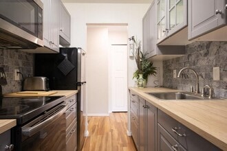 Building Photo - Large Renovated Condo near EMU