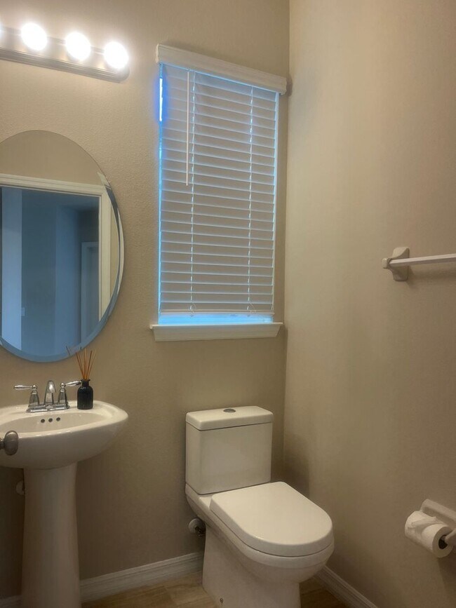 Building Photo - 2601 Pinnacle Ln