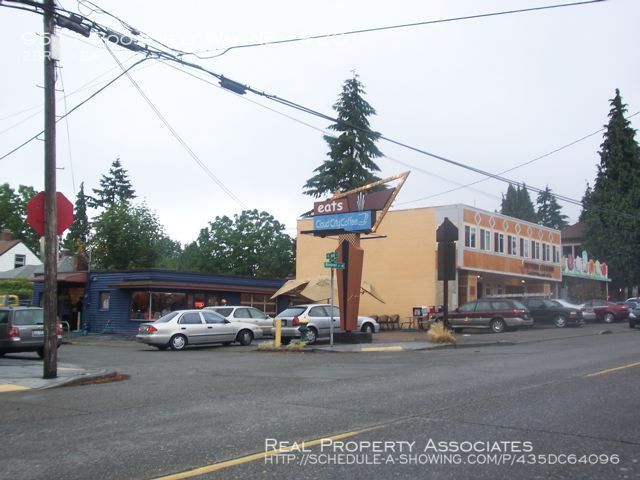 Building Photo - Apartment in Maple Leaf