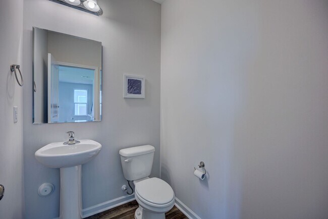 Building Photo - Luxurious 3 bedrooms 2.5 bath home in Nort...