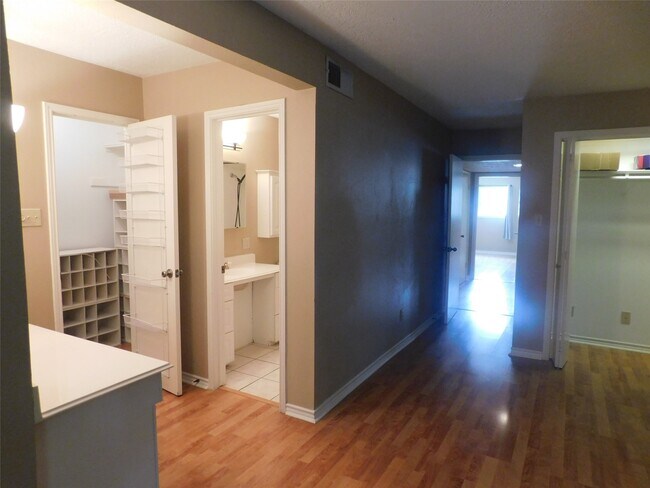Building Photo - 472 N Post Oak Ln
