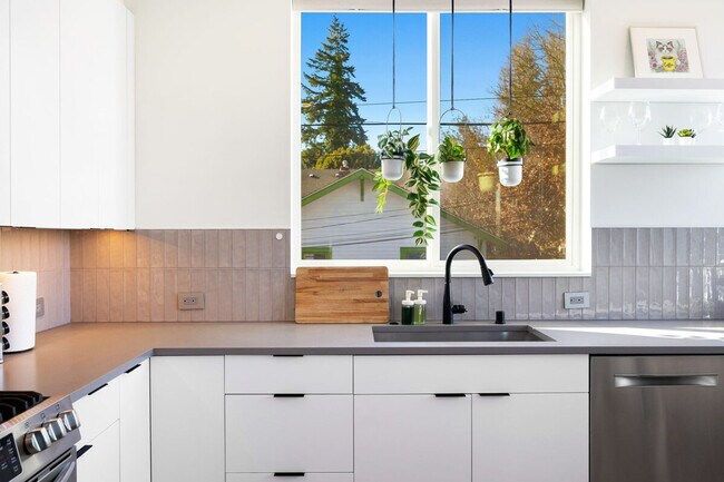 Building Photo - 4510 1st Ave NE