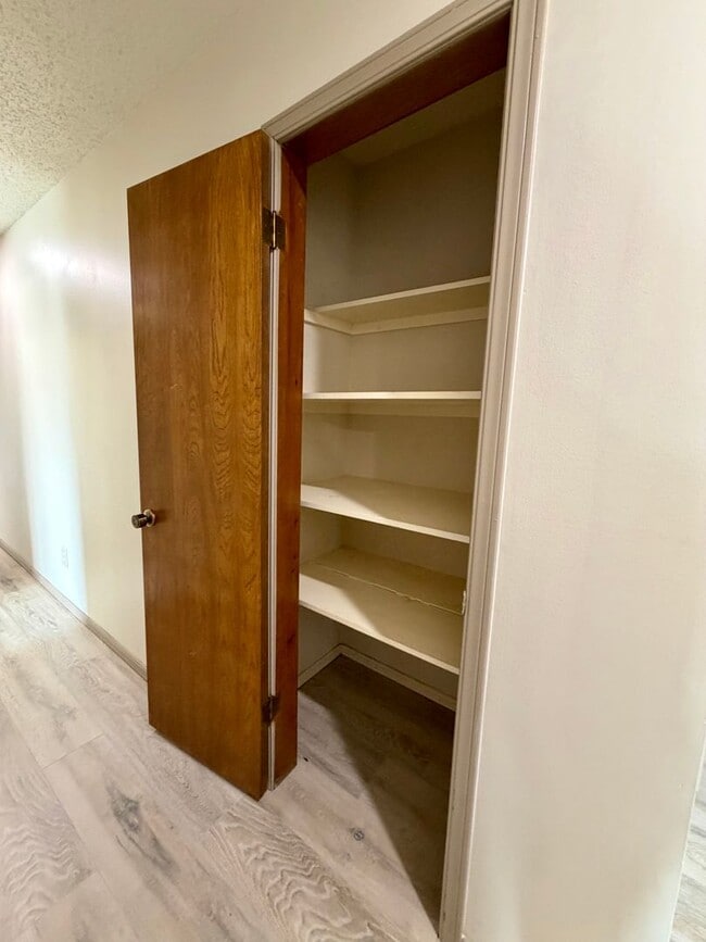 Building Photo - 506 Jenny Wren St