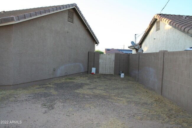 Building Photo - 11207 W Hopi St