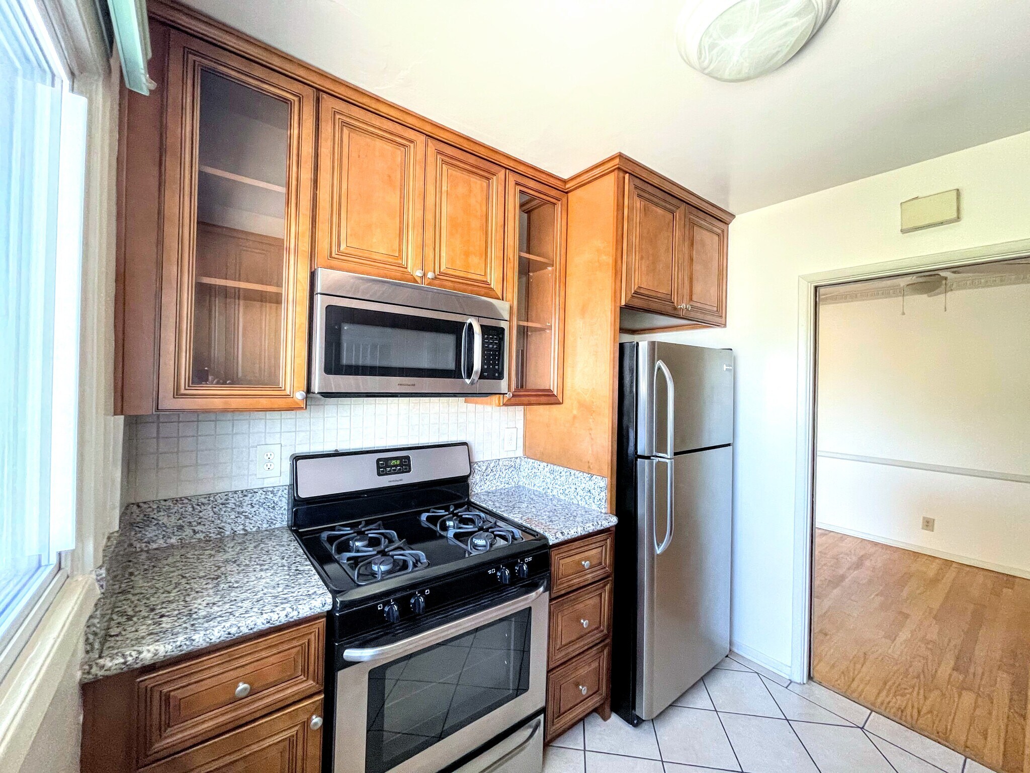 Building Photo - 1547 S Orange Grove Ave