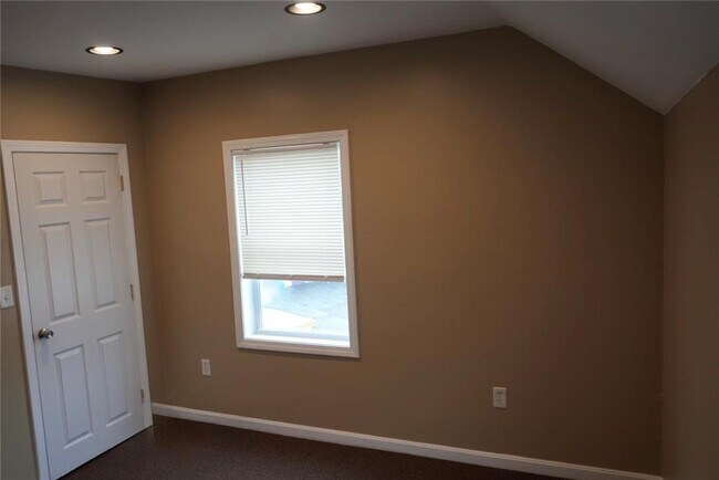 Building Photo - 13 Tweed St