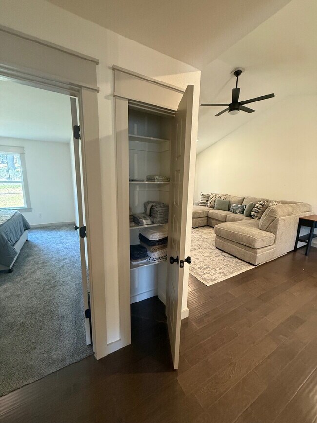 Building Photo - Charming Furnished 3-Bedroom 2 Bath Home i...