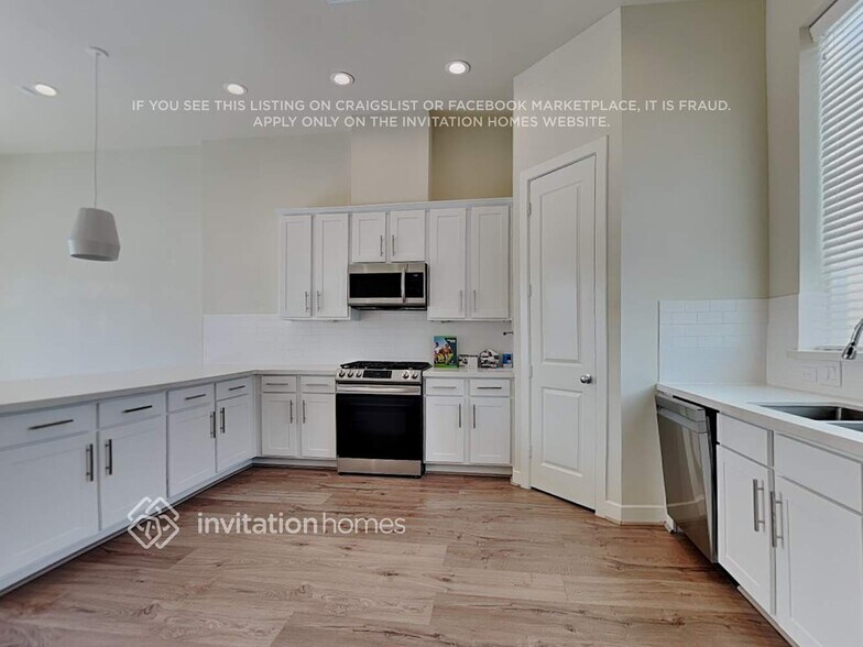 Building Photo - 713 Carriage Knls Dr