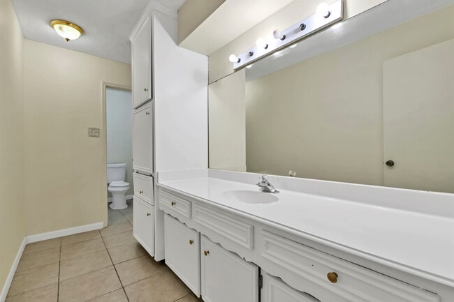 Building Photo - 9842 Pinehurst St