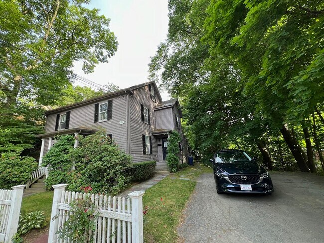 Building Photo - 1056 Beacon St