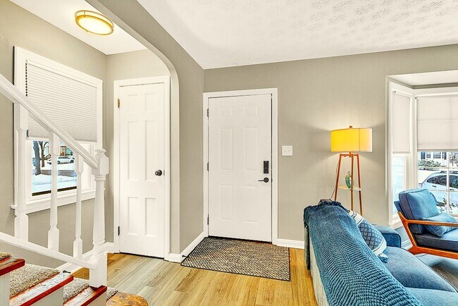 Building Photo - 3 BED 1 BATH SINGLE FAMILY HOME IN BEAUTIFUL SOUTH EUCLID