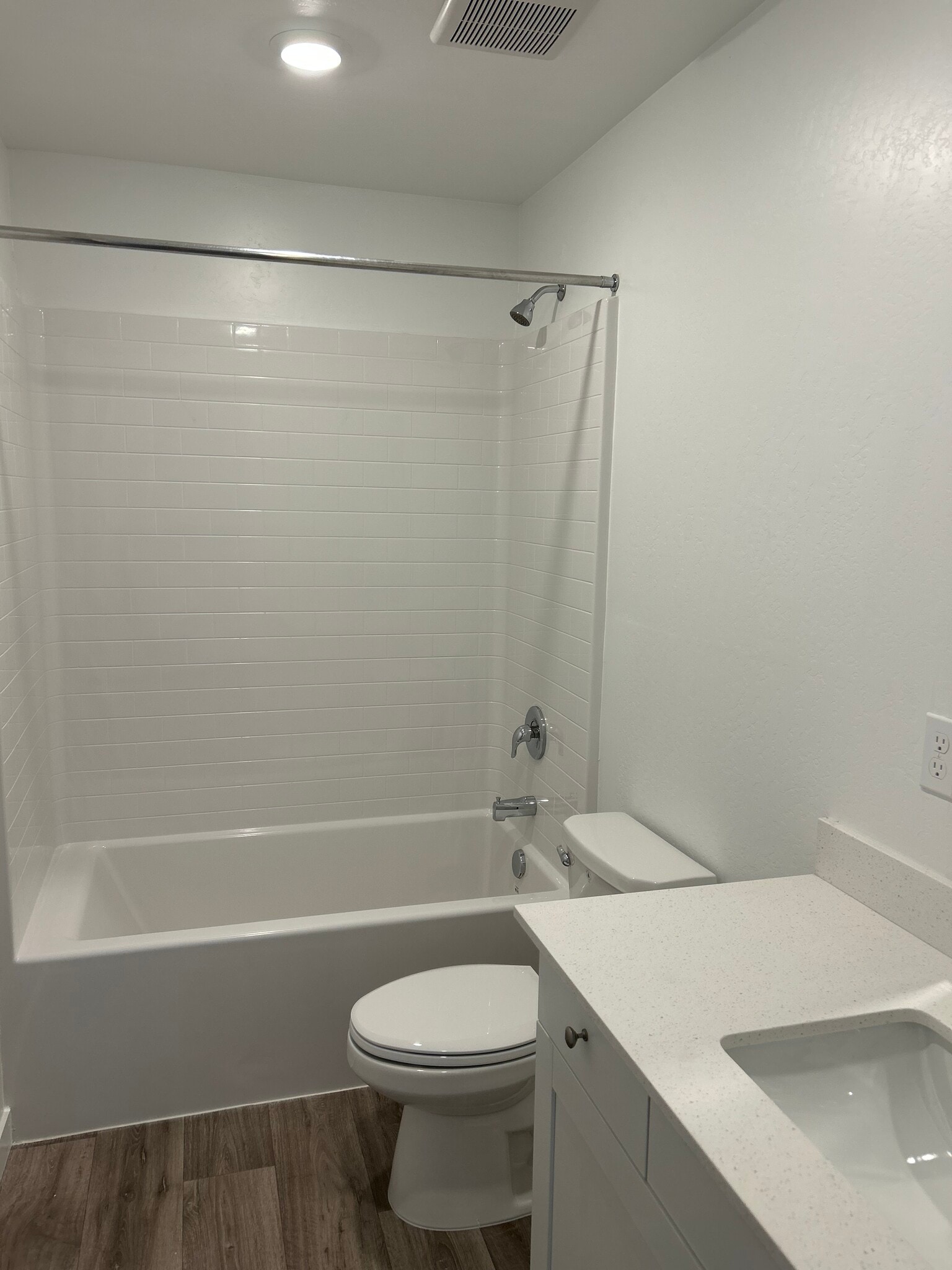 Full upstairs bathroom - 8716 Hamblen Ct