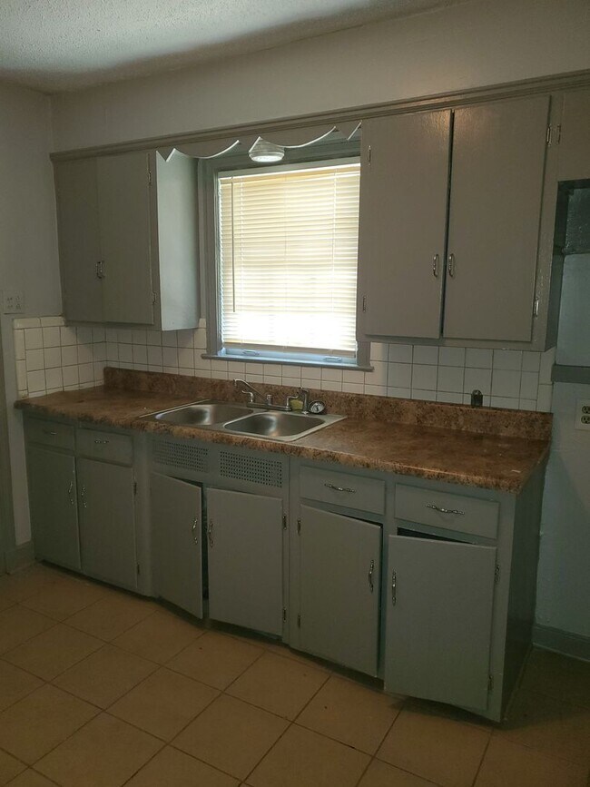 Building Photo - 4 Success is offering this beautiful 2 bedroom 1 bath with formal dining. The home features hardw...