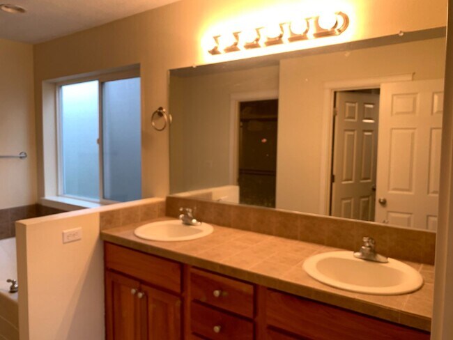 Building Photo - Charming 3-BR Felida Rental with Fenced Yard & Private Patio
