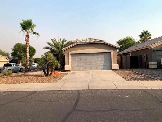 Building Photo - 3 BEDROOM 2 BATH CORNER LOT HOME WITH 2 CA...