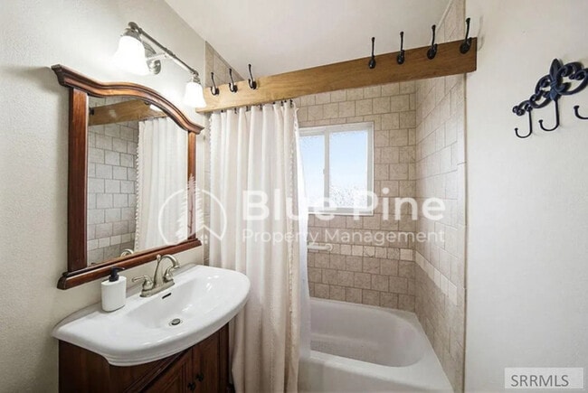 Building Photo - 407 Valley Dr