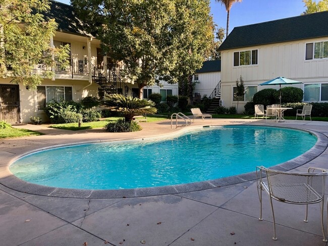 Building Photo - $1,550 Palm & Shaw, 2 Bedroom Condo - N Wi...