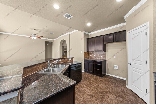 Building Photo - 5607 Blackstone Dr