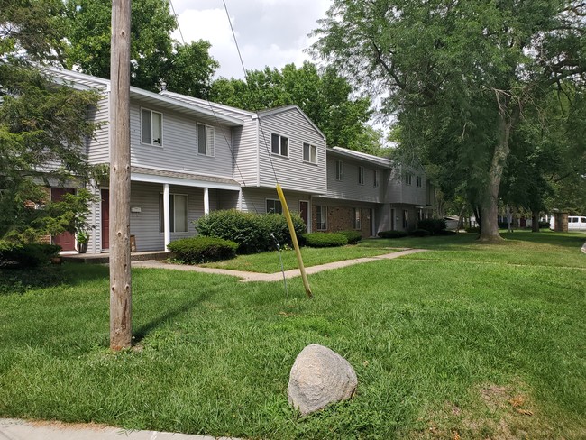 Building Photo - Colonial Village