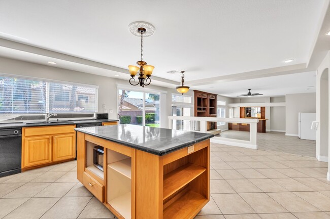 Building Photo - LUXORY 5 BEDROOM 3 1/2 BATH HOME LOCATED I...