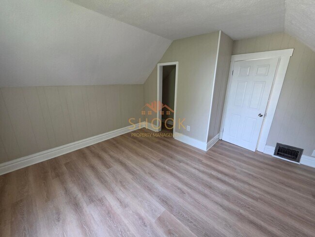 Building Photo - **MOVE-IN SPECIAL** Centrally Located and Remodeled 4BR Home