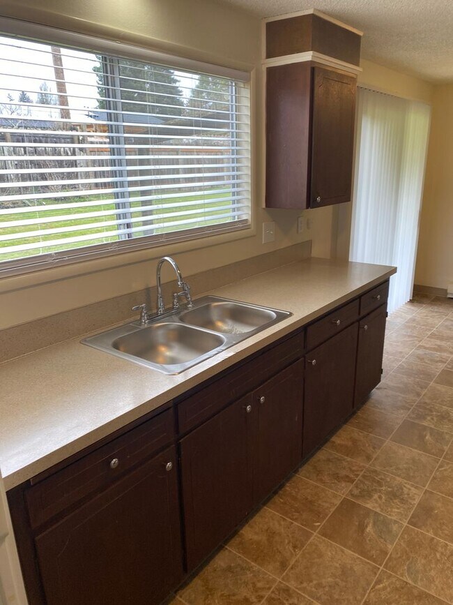 Building Photo - (473) Walnut Duplex - 2 Bedroom / 1 Bathroom - Updated