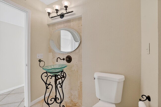 Building Photo - 596 SE 20th Ave