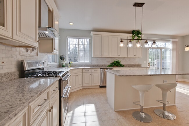 Building Photo - 33 River Oaks Cir E