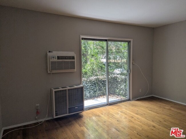 Building Photo - 1323 N Olive Dr