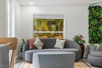 Building Photo - 2123 Holiday Ln