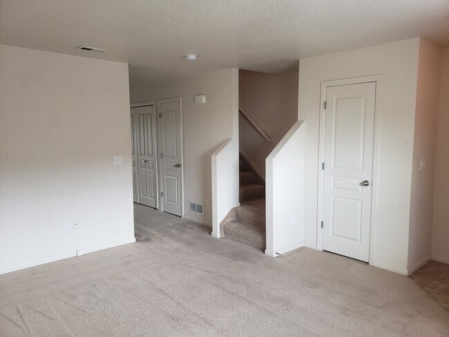Building Photo - Great looking 2 bed 1.5 bath townhouse nea...