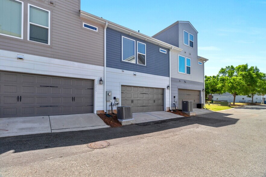 Building Photo - 2211 Statesville Ave