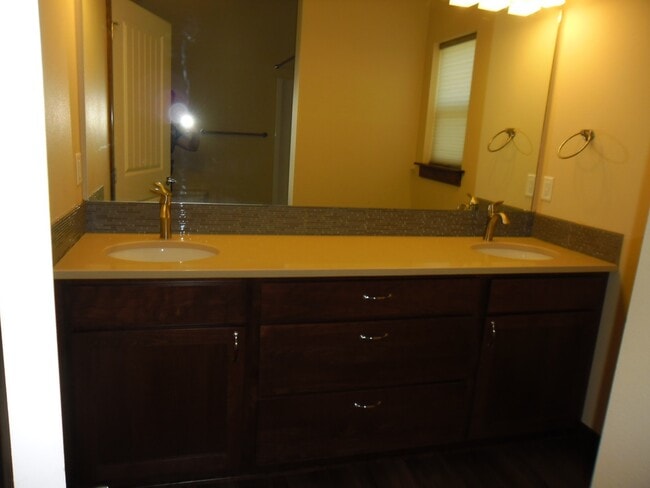 Building Photo - 1320 E Chelan Ct