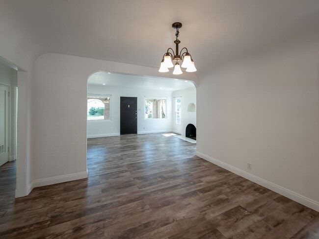 Building Photo - Elegant 3BD/2BA Oasis in the Heart of Glen...