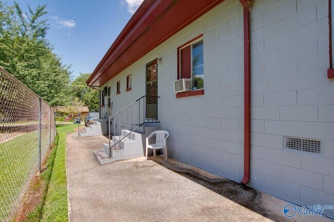 Building Photo - 1328 Oshaughnessy Ave NE