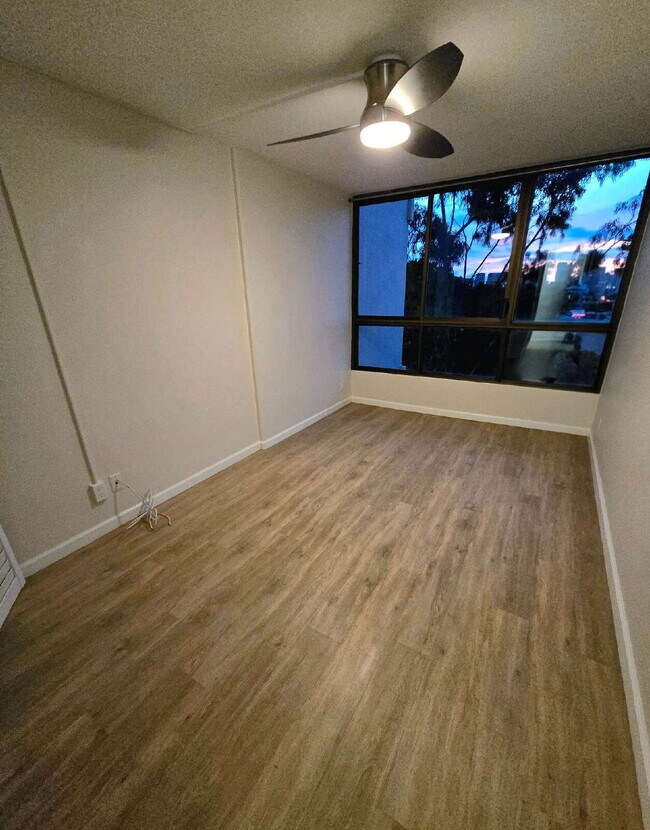 Building Photo - Renovated 2br, 2ba, 2pkg - Regency Park with Views!