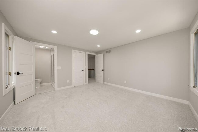 Building Photo - 5240 Clarendon Crest St