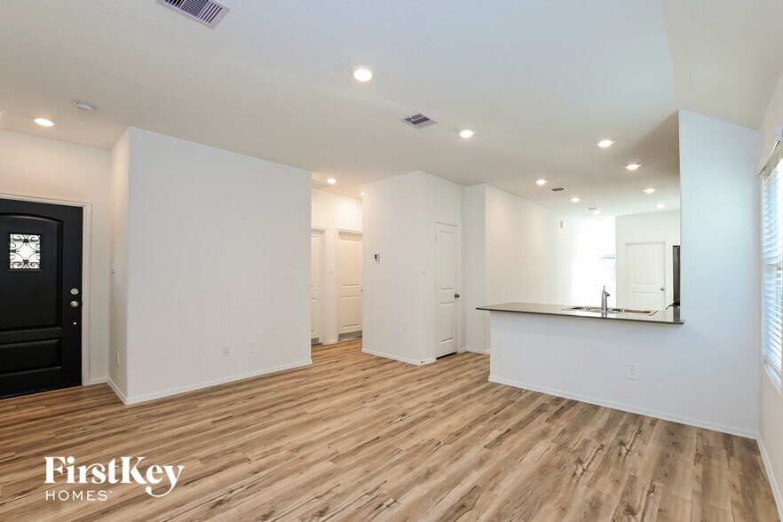 Building Photo - 18435 Summit Ranch Dr