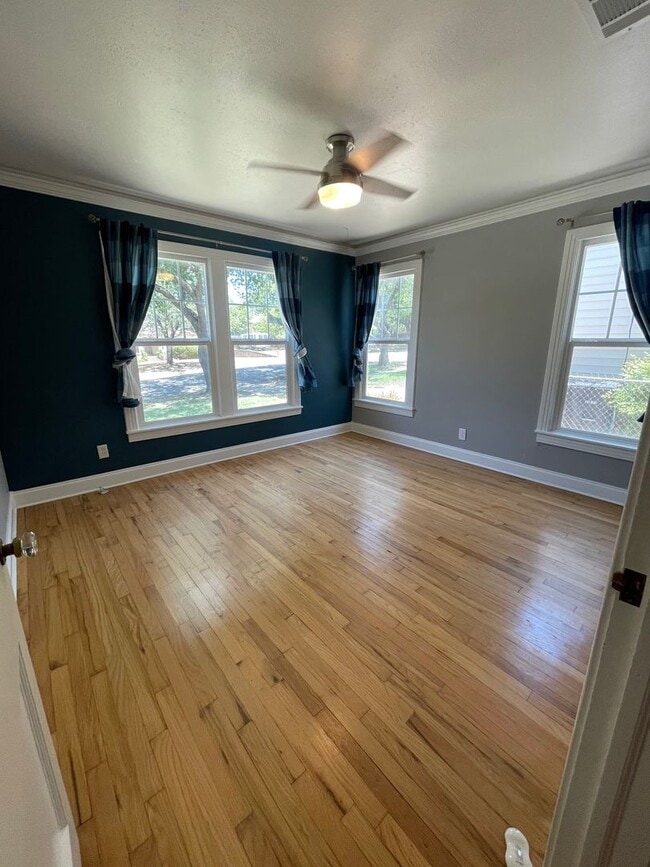 Building Photo - Beautifully updated 1948 Cottage with easy...