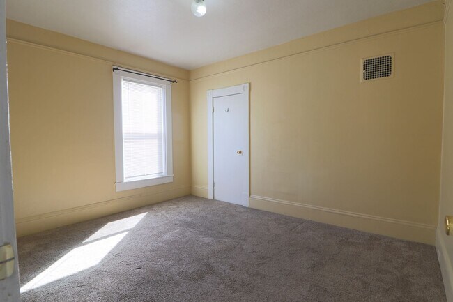Building Photo - 405/407 W 5th Street