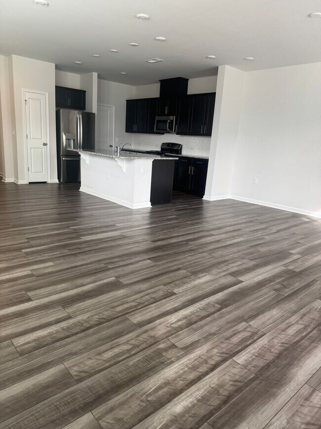 Building Photo - Beautiful & Spacious Home for Rent