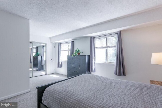 Building Photo - 22 Hermitage Dr