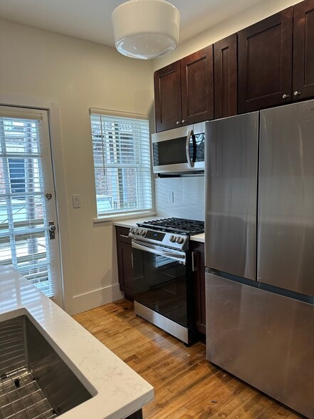 Building Photo - 412 Pleasant St