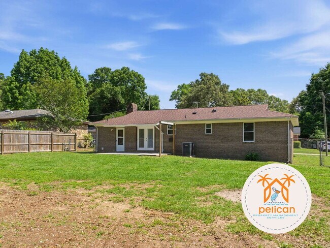 Building Photo - "Charming 3-Bedroom Retreat on Deedra Avenue - Spacious Living at 1325 Sq Ft in Pensacola!"