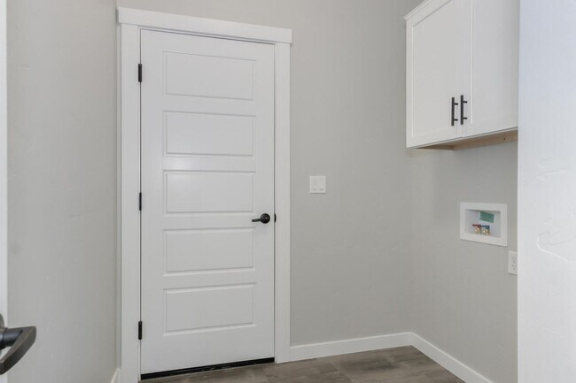 Building Photo - Newer Construction with High End Finishes _ Large 3 Car Garage!!