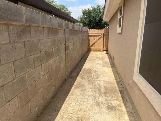Building Photo - 821 Chalan Dr