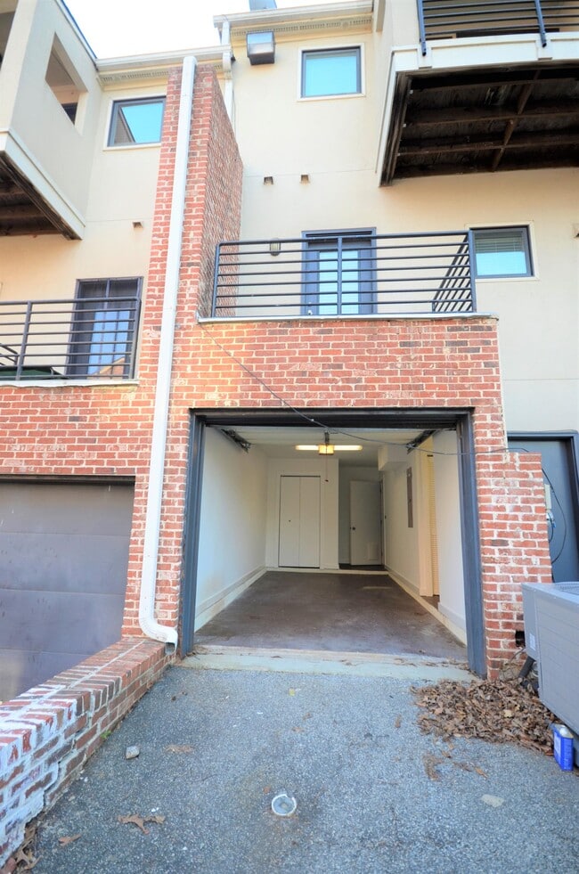 Building Photo - 142 Moreland Ave SE